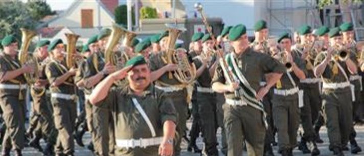 Bild enthält, People, Person, Adult, Male, Man, Hat, Military, Soldier, Army, Shoe