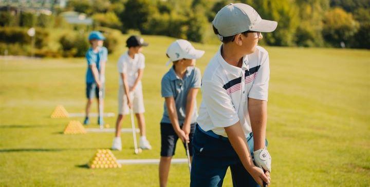 Bild enthält, Field, Nature, Outdoors, Golf Course, Person, Playing Golf, Mace Club, Boy, Child, Male