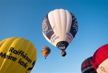 Bild enthält, Balloon, Aircraft, Transportation, Vehicle, Hot Air Balloon, Clothing, Hardhat, Helmet
