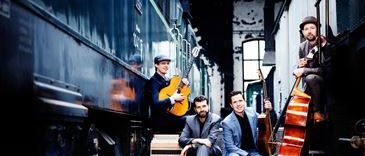 Bild enthält, City, Street, Urban, Pants, Adult, Male, Man, Person, Coat, Musical Instrument