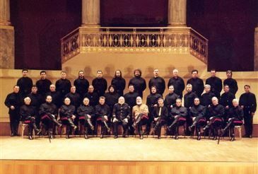 Bild enthält, People, Person, Indoors, Music, Musical Instrument, Musician, Performer, Orchestra, Adult, Man