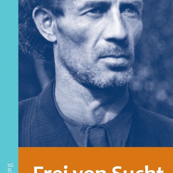 Ein einfarbiges Bild eines Mannes mit ernstem Gesichtsausdruck, der ein Hemd mit Kragen trägt. Der Hintergrund ist unscharf. Es steht 'Frei von Sucht' in großen weißen Buchstaben.