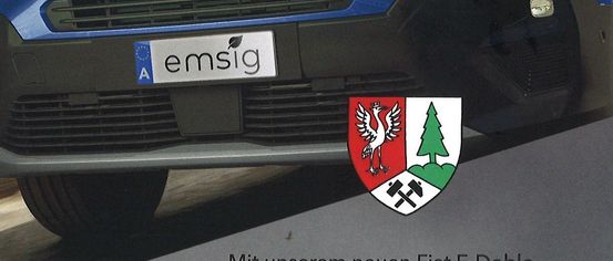 Eine Werbung für einen neuen Fiat E-Dobo zeigt einen lächelnden Mann und die Front des Autos, die seinen italienischen Flair zur Geltung bringt. Der Bildtext lautet 'Enzenreit'.