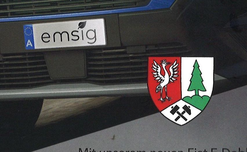 Eine Werbung für einen neuen Fiat E-Dobo zeigt einen lächelnden Mann und die Front des Autos, die seinen italienischen Flair zur Geltung bringt. Der Bildtext lautet 'Enzenreit'.