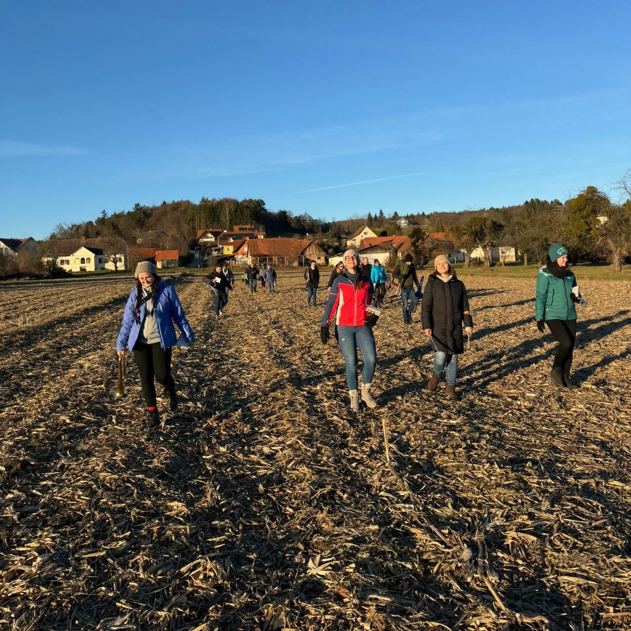 Bild enthält, Person, Walking, Nature, Outdoors, Glove, Female, Girl, Teen, Countryside, Rural