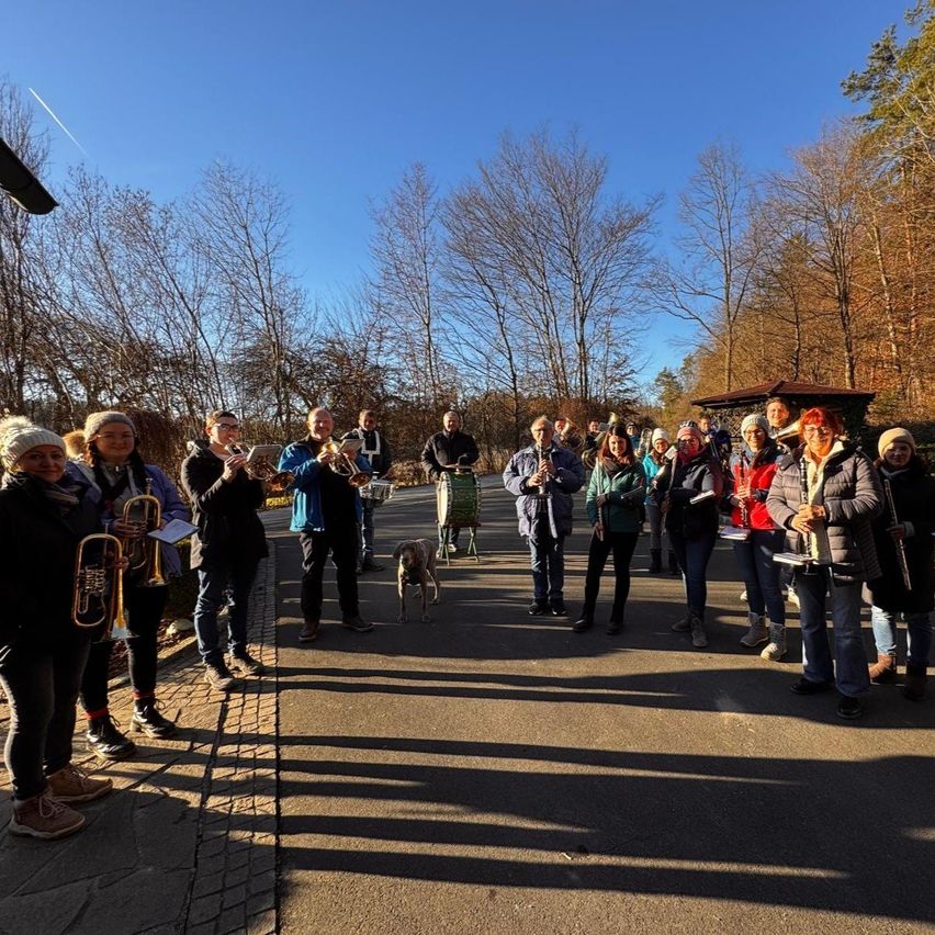 Bild enthält, People, Person, Adult, Female, Woman, Shoe, Dog, Jeans, Coat, Flash Mob