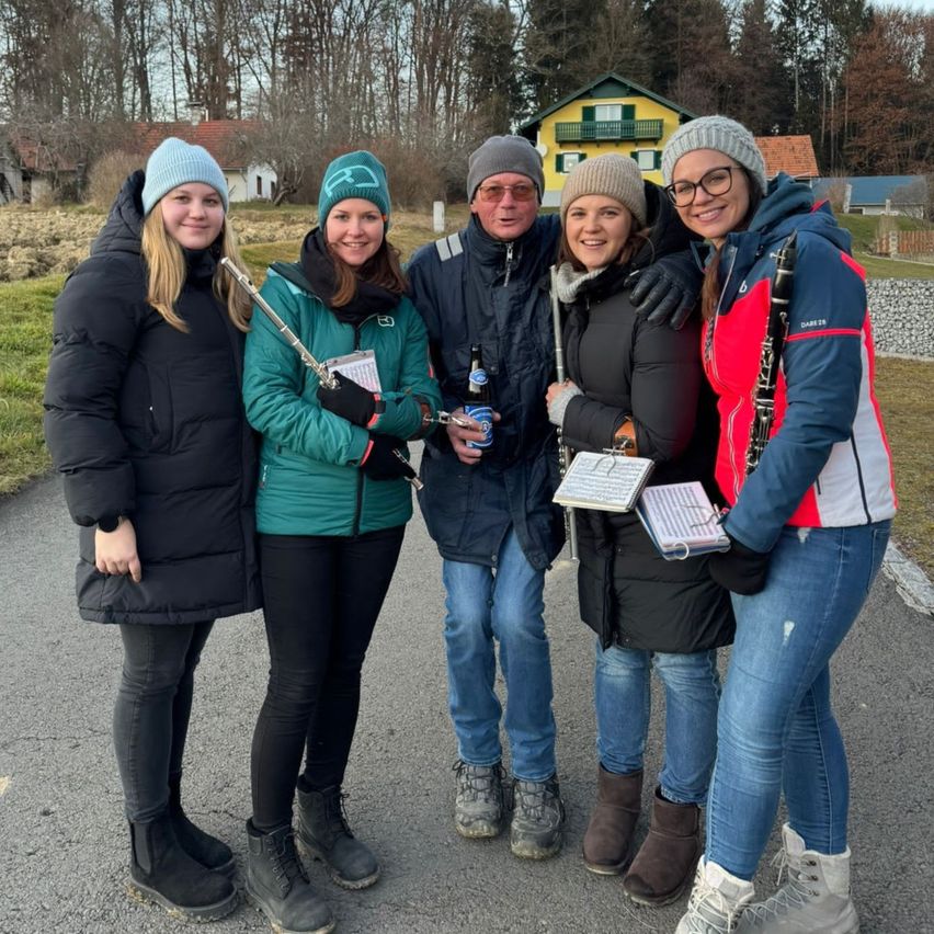 Bild enthält, Pants, Glove, Groupshot, Person, Glasses, Hoodie, Adult, Female, Woman, Teen