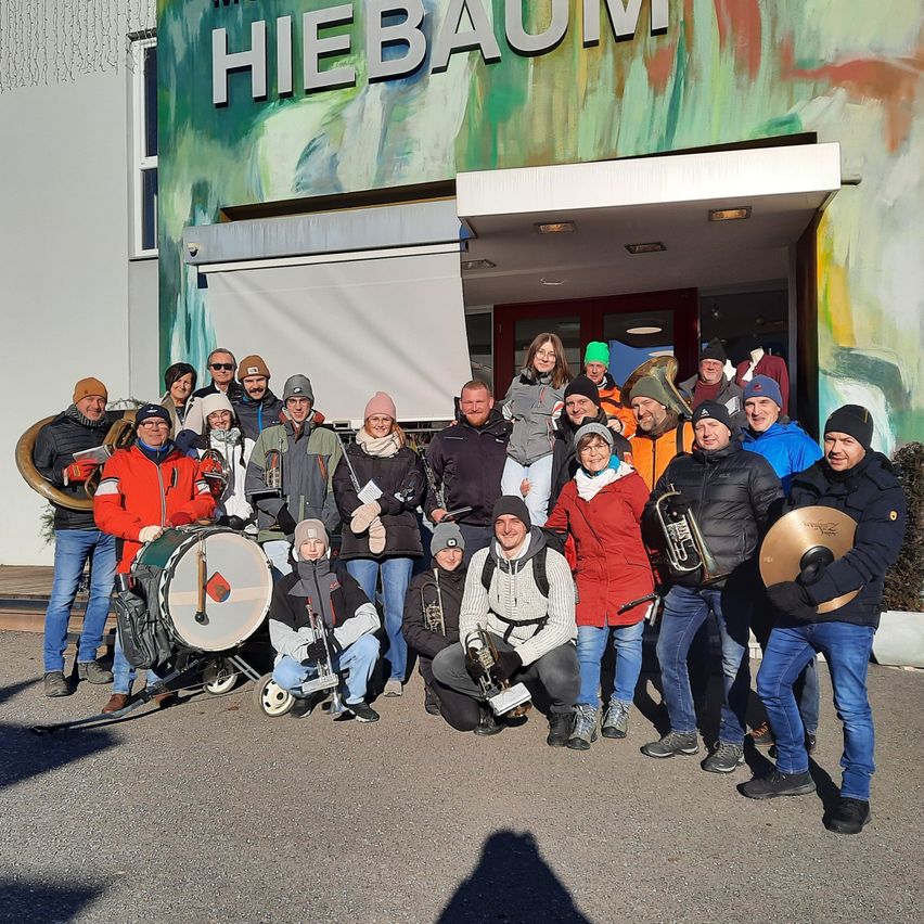 Bild enthält, People, Person, Pants, Group Performance, Music Band, Jeans, Shoe, Adult, Male, Man