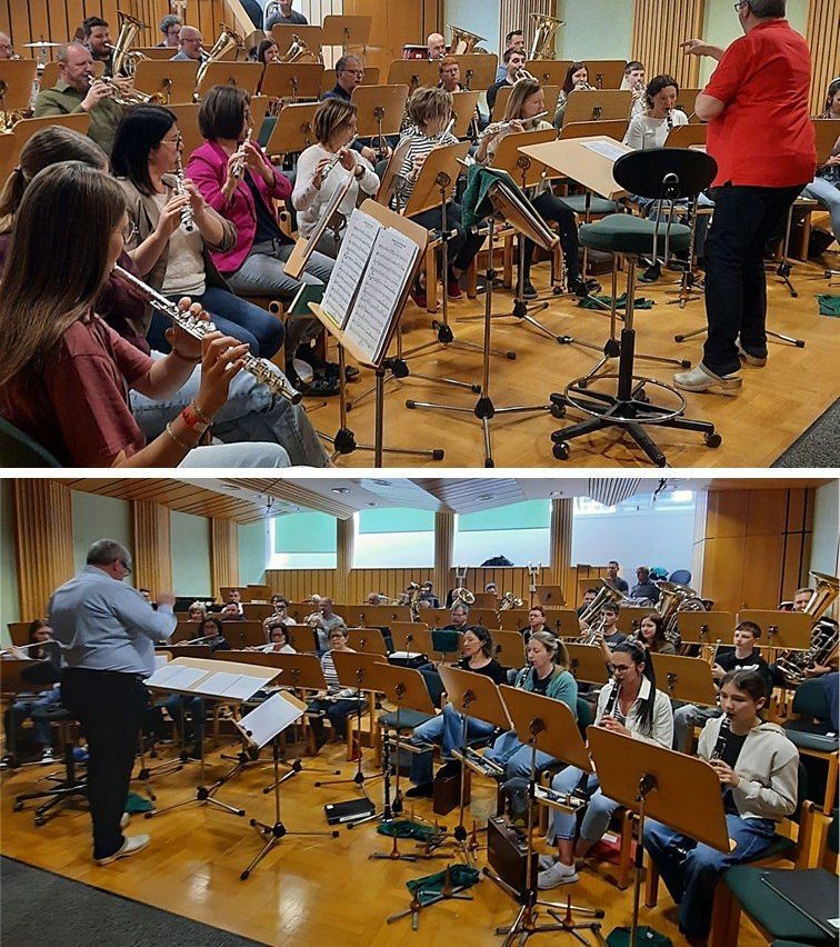 Zwei Bilder zeigen eine Probe eines Blasorchesters. Im oberen Bild spielen Musiker Flöten und Klarinetten. Im unteren Bild spielen die Musiker Blechblasinstrumente, und der Dirigent steht vor ihnen.
