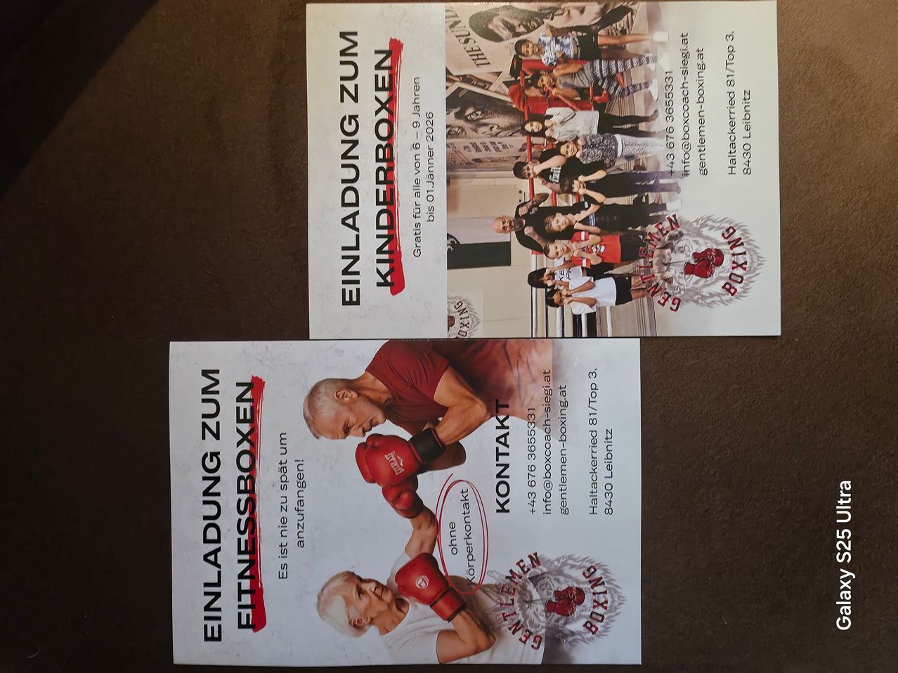 Zwei Werbeplakate für ein Boxstudio. Ein Plakat zeigt Kinder in Boxausrüstung. Das andere zeigt einen erwachsenen Mann, der boxt, mit dem Logo des Studios in der Ecke. Beide Plakate enthalten Kontaktinformationen.