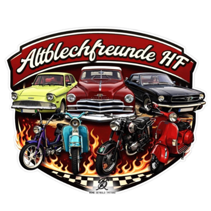Ein Vintage-Aufkleber zeigt drei Autos und drei Motorräder, die in Flammen stehen, vor einem roten Schild mit dem Text 'Altblechfreunde HF'. Die Autos sind grün, rot und schwarz, und die Motorräder sind blau, schwarz und rot.
