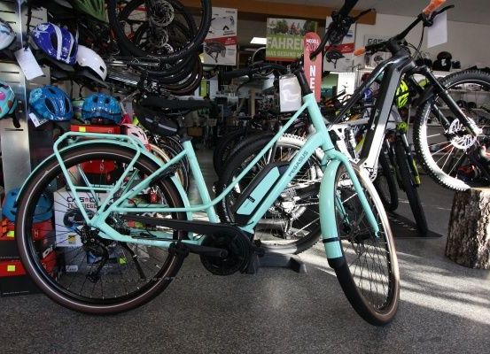 Bild enthält, Helmet, Spoke, Bicycle, Vehicle, Wheel, Gun