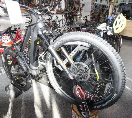 Bild enthält, Spoke, Helmet, Wheel, Person, Bicycle, Mountain Bike, Vehicle, Tire, Motorcycle, Alloy Wheel