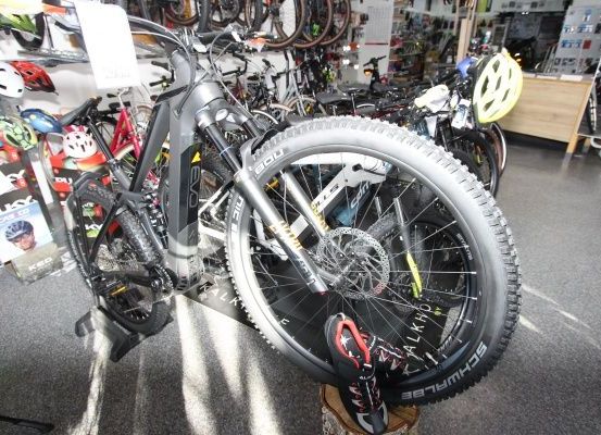 Bild enthält, Spoke, Helmet, Wheel, Person, Bicycle, Mountain Bike, Vehicle, Tire, Motorcycle, Alloy Wheel