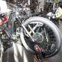 Bild enthält, Spoke, Helmet, Wheel, Person, Bicycle, Mountain Bike, Vehicle, Tire, Motorcycle, Alloy Wheel