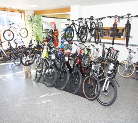 Bild enthält, Spoke, Helmet, Bicycle, Vehicle