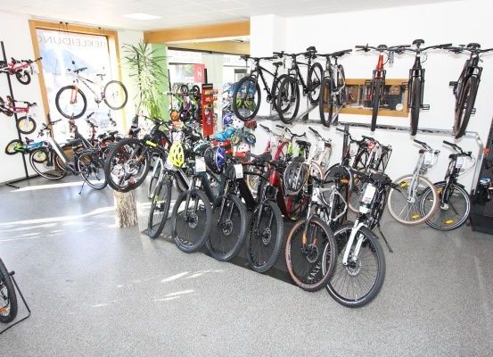 Bild enthält, Spoke, Helmet, Bicycle, Vehicle