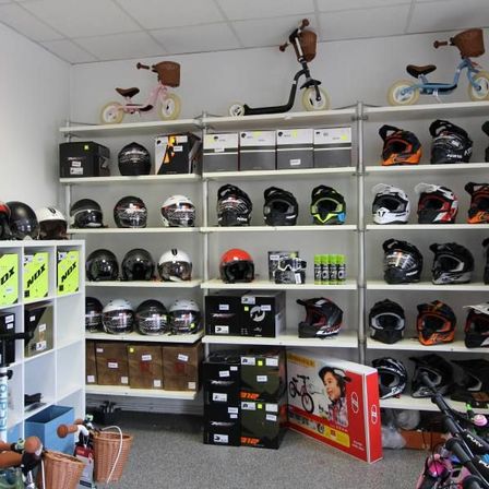 Bild enthält, Helmet, Person, Bicycle, Handbag, Basketball (Ball), Box, Wheel, Crash Helmet, Playing American Football, Motorcycle