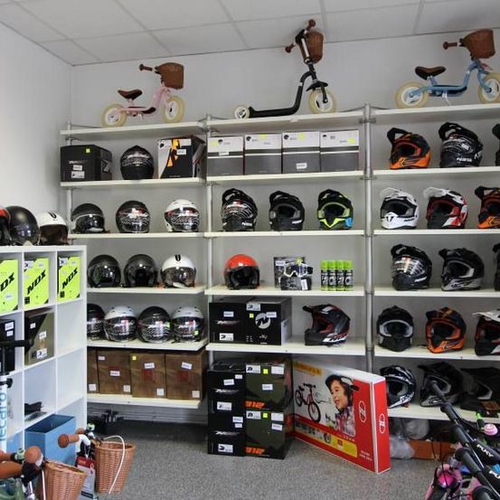 Bild enthält, Helmet, Person, Bicycle, Handbag, Basketball (Ball), Box, Wheel, Crash Helmet, Playing American Football, Motorcycle