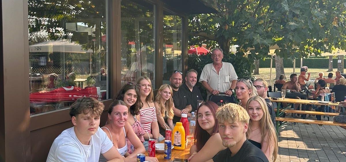 Bild enthält, Urban, People, Person, Adult, Male, Man, Outdoors, Nature, Bride, Woman