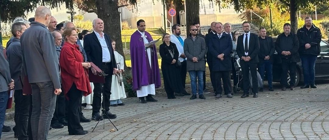 Bild enthält, People, Person, Adult, Female, Woman, Male, Man, Clothing, Coat, Shoe