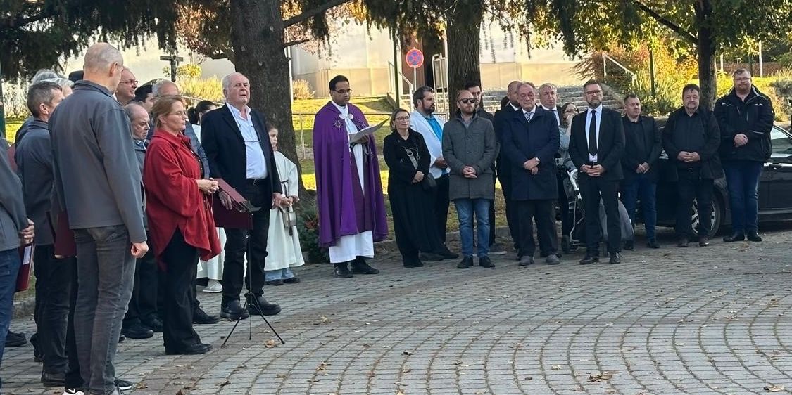 Bild enthält, People, Person, Adult, Female, Woman, Male, Man, Clothing, Coat, Shoe