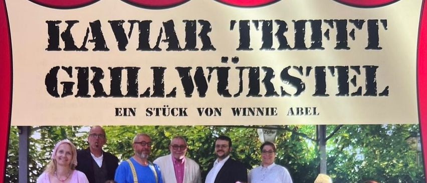 Plakat für das Stück 'Grillwurstel' von Winnie Abel. Acht Personen sitzen lächelnd auf einer Bank für ein Foto. Die Aufführungstermine sind Freitag, 14. November, Samstag, 15. November und Sonntag, 16. November 2025. Der Kartenvorverkauf beginnt am 25. September und endet am 6. November 2025.