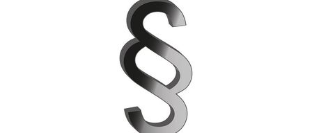 Ein großes, metallisches Symbol eines '&' Zeichens ist auf einem weißen Hintergrund abgebildet.