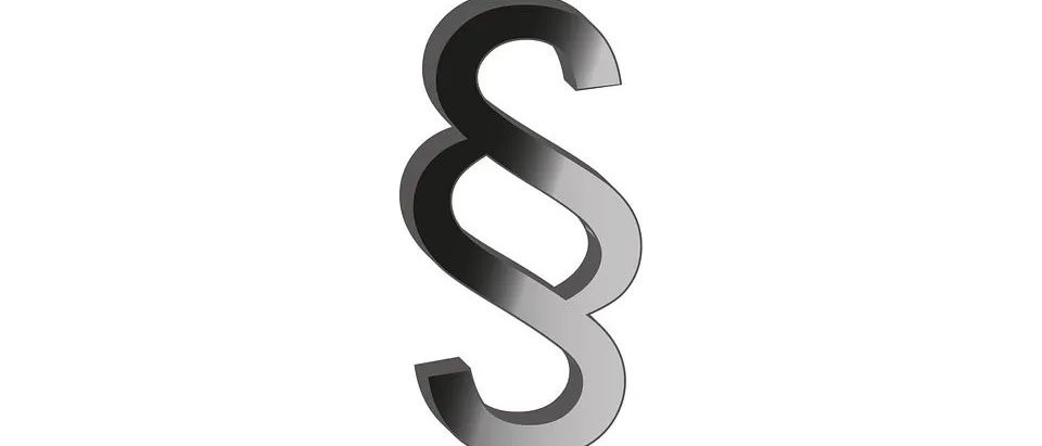 Ein großes, metallisches Symbol eines '&' Zeichens ist auf einem weißen Hintergrund abgebildet.