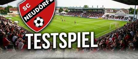 Ein Fußballspiel mit dem Text Eudorfl in der Mitte, das Spieler auf dem Feld und eine große Menge im Hintergrund zeigt.
