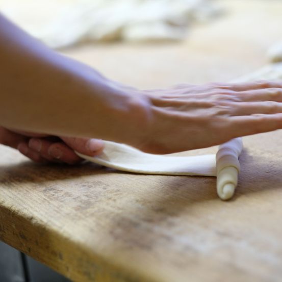 Bild enthält, Body Part, Finger, Hand, Person, Baby, Wood