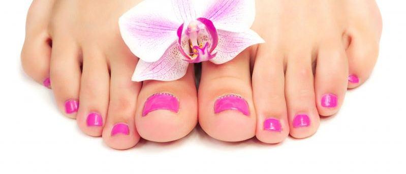 Bild enthält, Body Part, Person, Toe, Flower, Plant, Baby, Hand, Nail