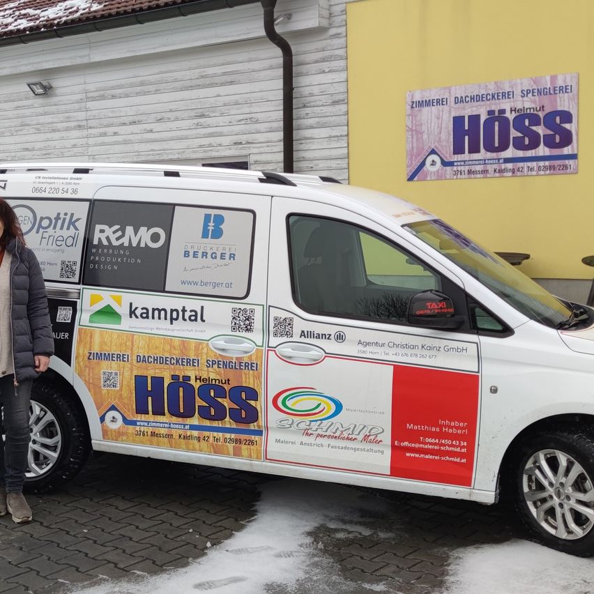 Bild enthält, Coat, Adult, Male, Man, Person, Jeans, Jacket, Female, Woman, Vehicle