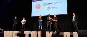 Bild enthält, Crowd, Person, Audience, Adult, Male, Man, Debate, Speech, Lamp, Shoe