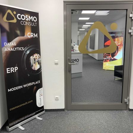 Bild enthält, Advertisement, Poster, Door, Chair, Furniture, Floor, Indoors