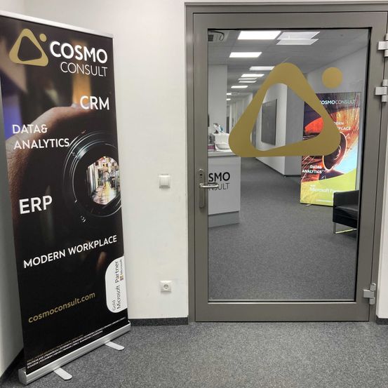 Bild enthält, Advertisement, Poster, Door, Chair, Furniture, Floor, Indoors