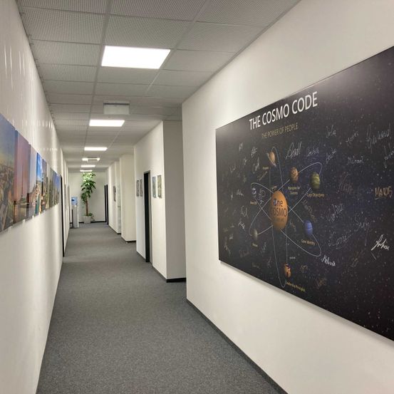 Bild enthält, Indoors, Blackboard, Hallway, Plant, Architecture, Building, Corridor