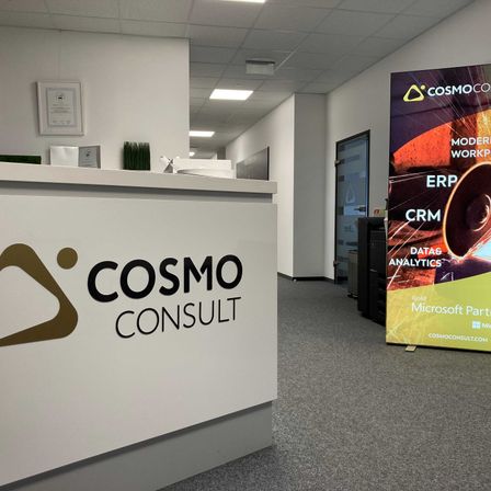 Bild enthält, Furniture, Table, Advertisement, Reception, Poster, Desk, Indoors