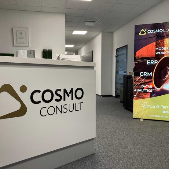 Bild enthält, Furniture, Table, Advertisement, Reception, Poster, Desk, Indoors