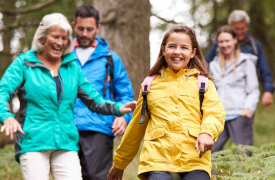 Bild enthält, Coat, Raincoat, Jacket, Adult, Male, Man, Person, Female, Woman, Face