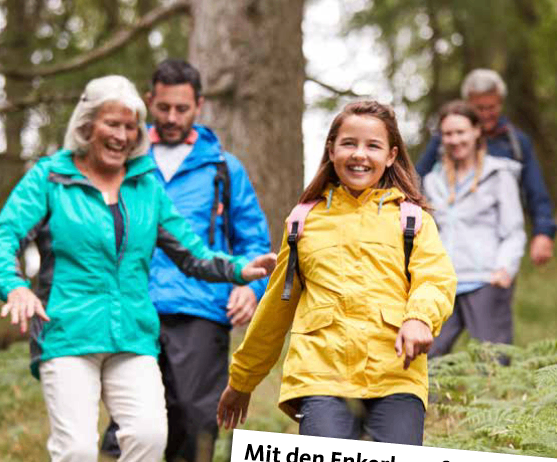 Bild enthält, Coat, Raincoat, Jacket, Adult, Male, Man, Person, Female, Woman, Face