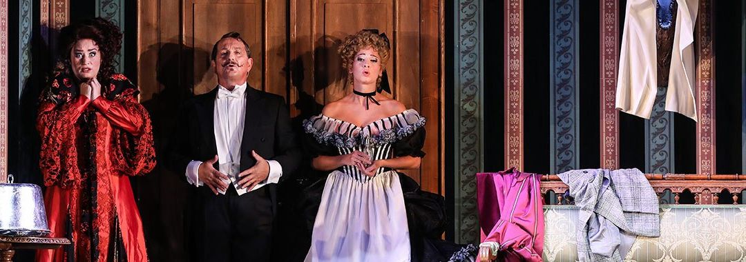 Bild enthält, Lady, Person, Adult, Male, Man, Female, Woman, Suit, Dress, Face