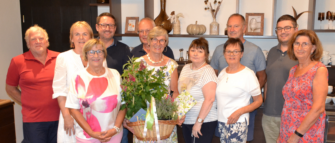 Bild enthält, Flower, Flower Arrangement, Flower Bouquet, Adult, Female, Person, Woman, Blouse, Male, Man