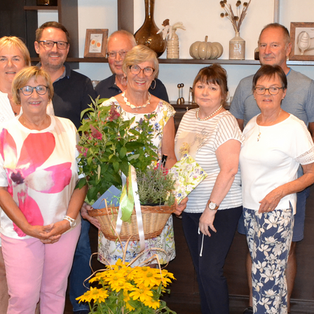 Bild enthält, Flower, Flower Arrangement, Flower Bouquet, Adult, Female, Person, Woman, Blouse, Male, Man