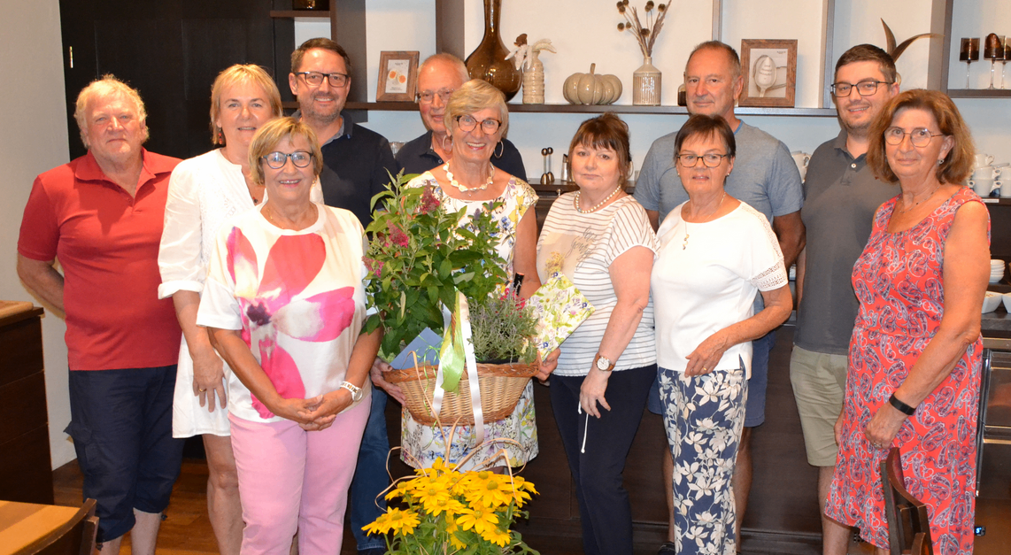 Bild enthält, Flower, Flower Arrangement, Flower Bouquet, Adult, Female, Person, Woman, Blouse, Male, Man