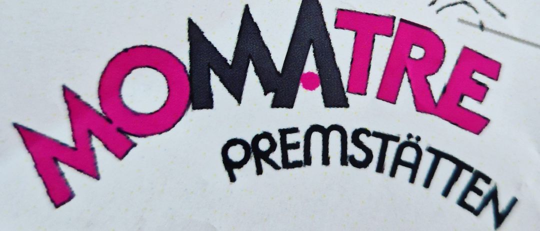 Ein Nahaufnahme eines weißen Papiers mit rosa Hintergrund, das ein Logo zeigt, das 'MOMATRE PREMSTATTEN' liest. Das Logo enthält stilisierte Figuren von Menschen, die laufen, wobei das Wort 'MOMATRE' in fetten pinken und schwarzen Buchstaben hervorgehoben ist.