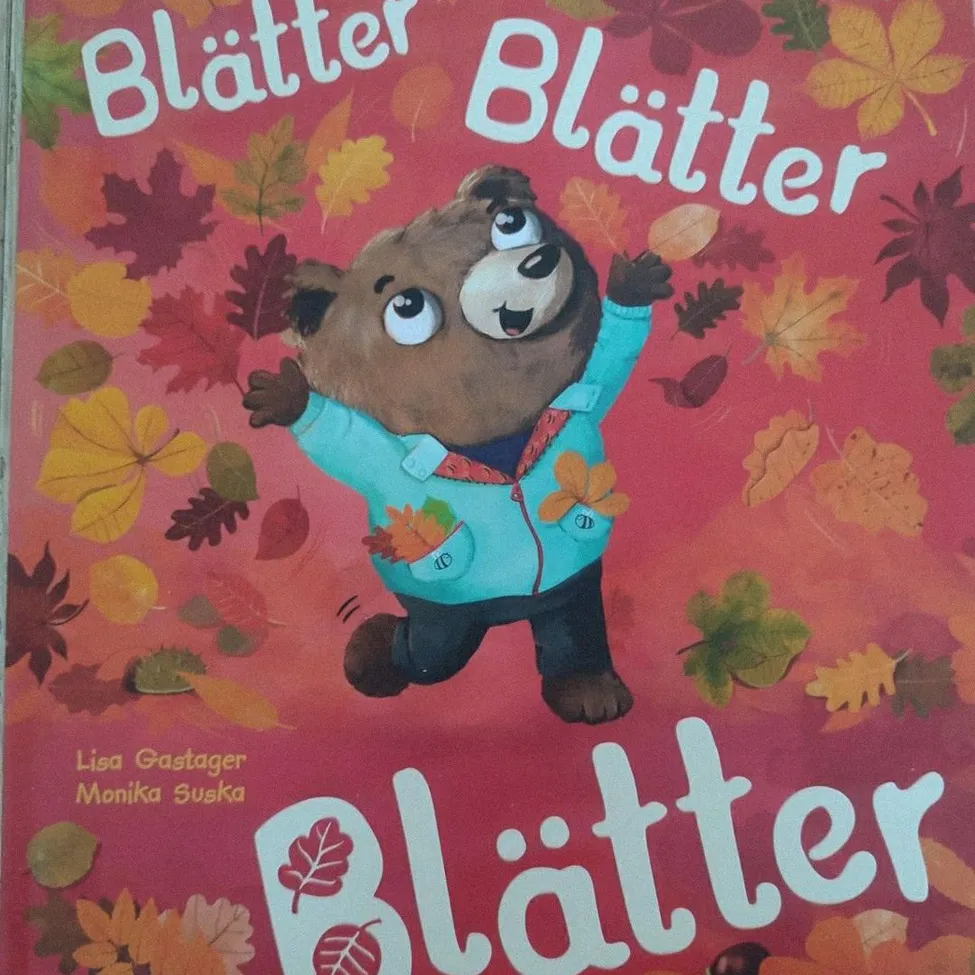 Ein Buchcover mit einem Bären in einem blauen Mantel mit Herbstblättern im Hintergrund.