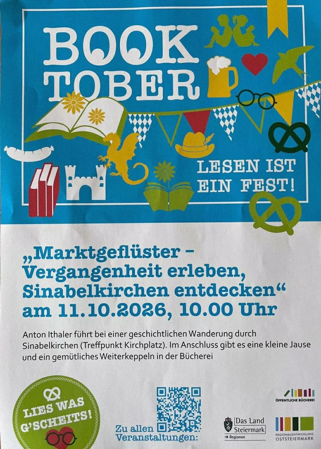 Ein Plakat für eine Buchveranstaltung mit dem Titel 'Book Tober'. Der Plakathintergrund ist blau und enthält verschiedene buchbezogene Illustrationen, darunter ein offenes Buch mit Blumen, eine Burg, ein Bierkrug, ein Herz, eine Brille und eine Brezel. Der Text 'LESEN IST EIN FEST!' ist prominent angezeigt.