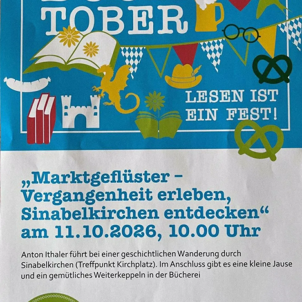 Ein Plakat für eine Buchveranstaltung mit dem Titel 'Book Tober'. Der Plakathintergrund ist blau und enthält verschiedene buchbezogene Illustrationen, darunter ein offenes Buch mit Blumen, eine Burg, ein Bierkrug, ein Herz, eine Brille und eine Brezel. Der Text 'LESEN IST EIN FEST!' ist prominent angezeigt.