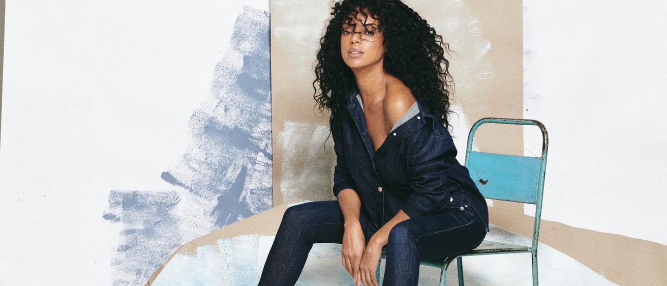 Bild enthält, Person, Sitting, Shoe, Adult, Female, Woman, Pants, High Heel, Hair, Face